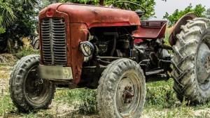 Nesreča pri delu: Traktor zapeljal čez 67-letnika
