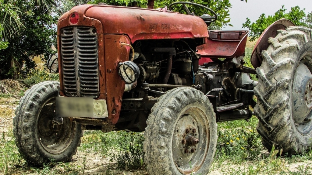 V vinogradu ga je povozil traktor