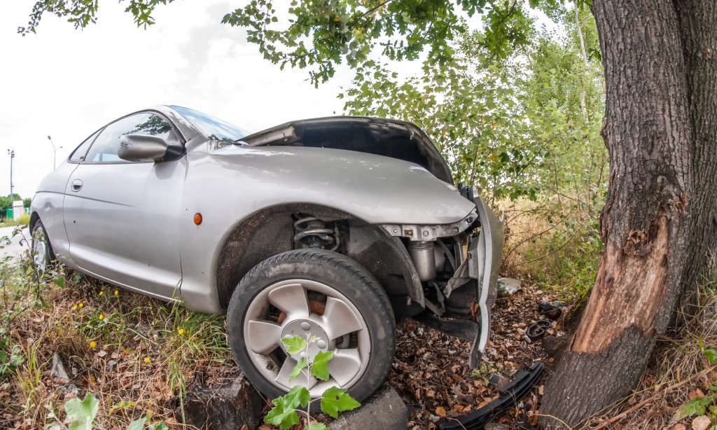 Voznica trčila v drevo in takoj umrla
