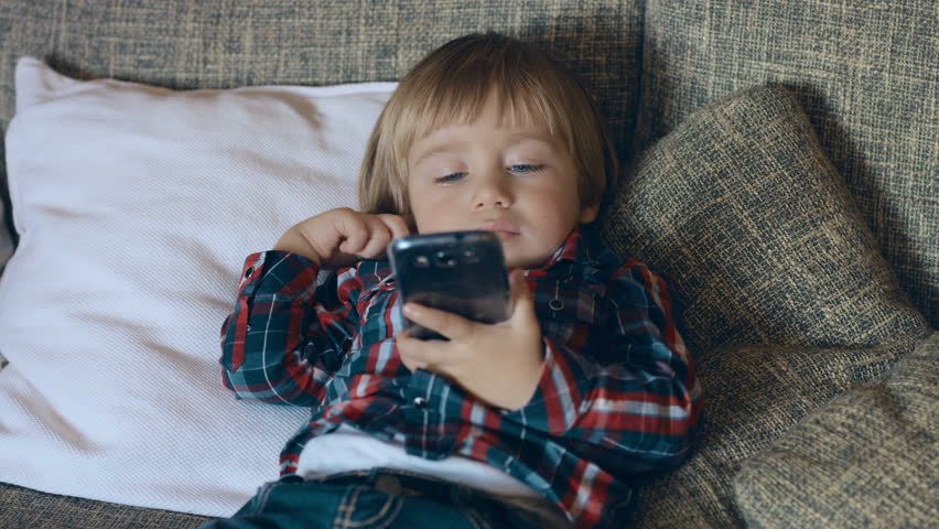 Dejstvo: mladi so zasvojeni s telefoni