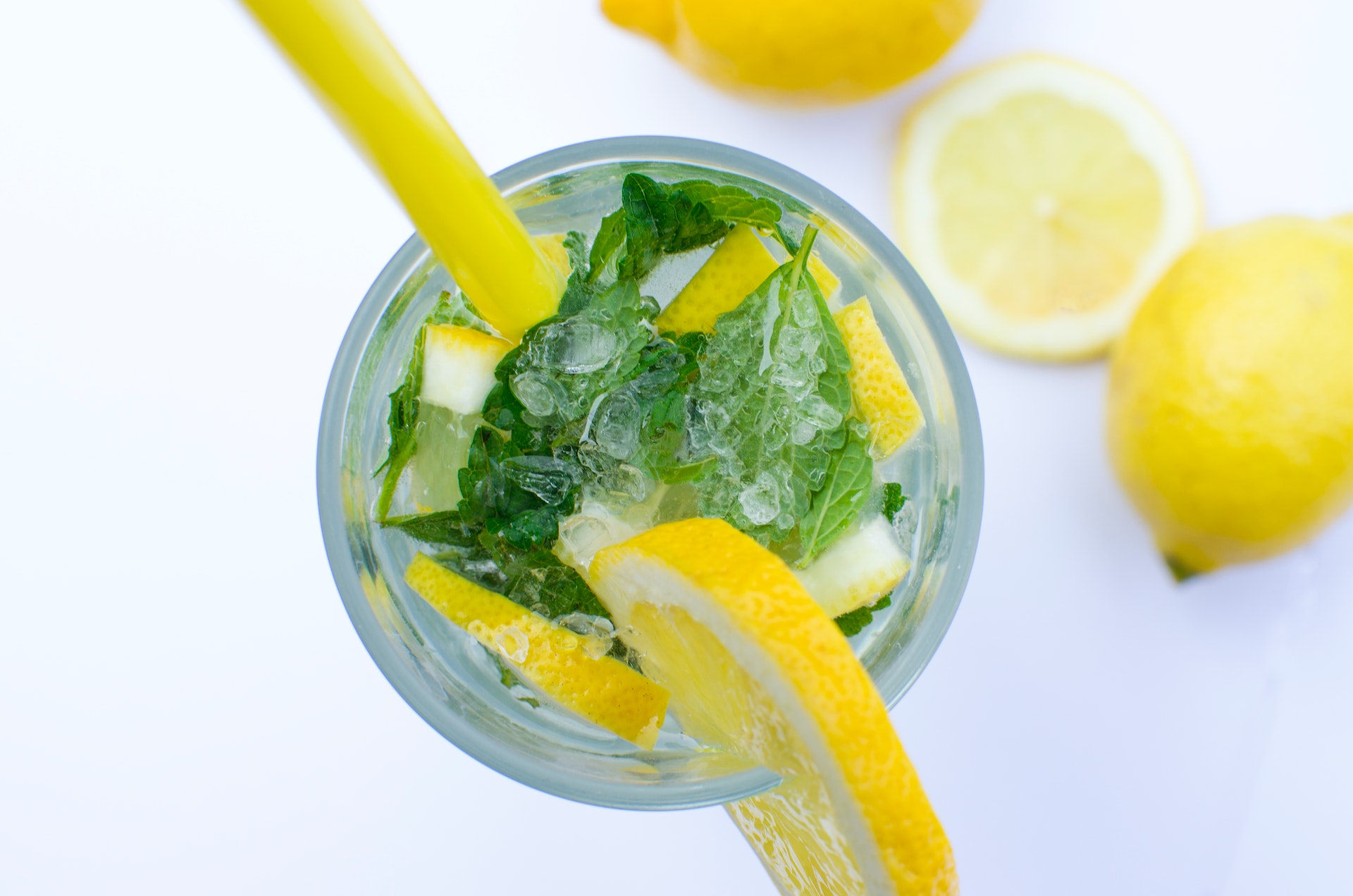 V primerjavi z marsikatero drugo alkoholno pijačo velja mojito za relativno zdrav napitek.