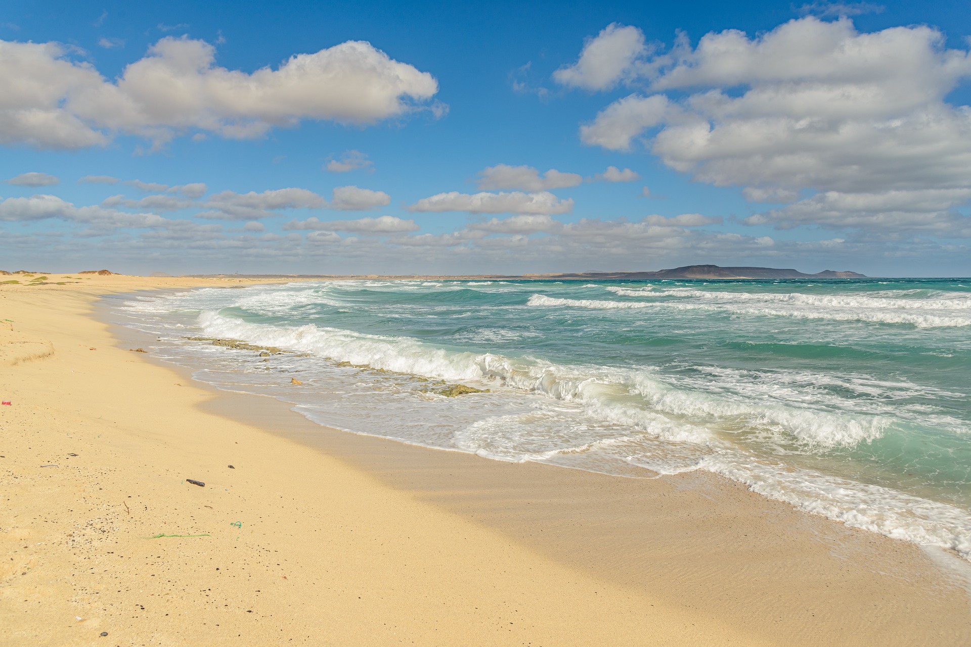 Zelenortski otoki navdušujejo z mešanico evropske in afriške kulture ter čudovitimi peščenimi plažami.