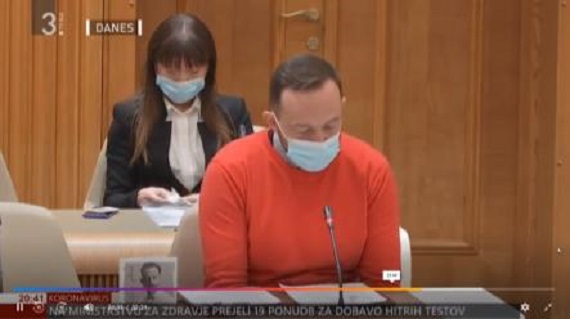 Ste videli, kaj je počela poslanka, ki je sedela za Zlatkom! Ljudje so ogorčeni