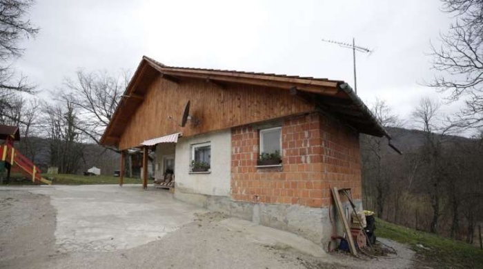 Dolenjec Eugen, ki mu pomagajo v Delovni akciji, je oče znane Slovenke #VIDEO