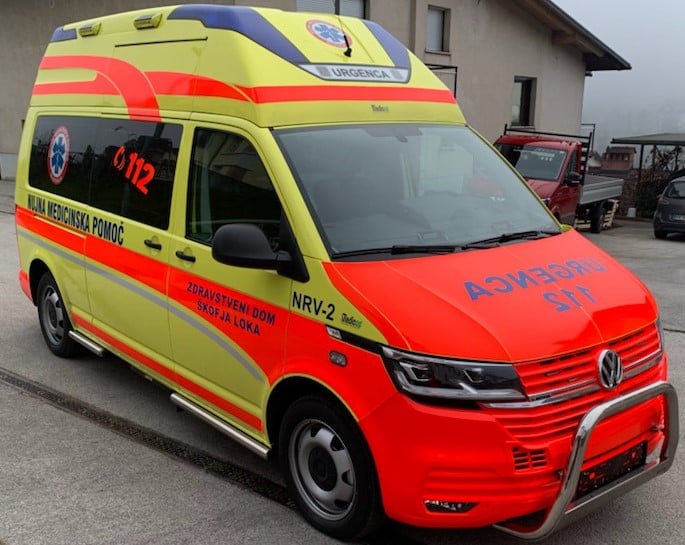 Sekira in solzivec v Cerkljanskem lokalu