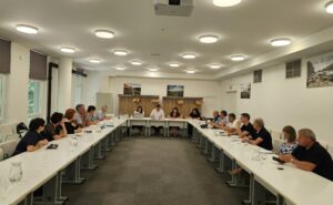 Občani Velike Doline po novem sestanku odločni: "Povzročitelja kaznivega dejanja odstraniti iz šolskega okolja!"
