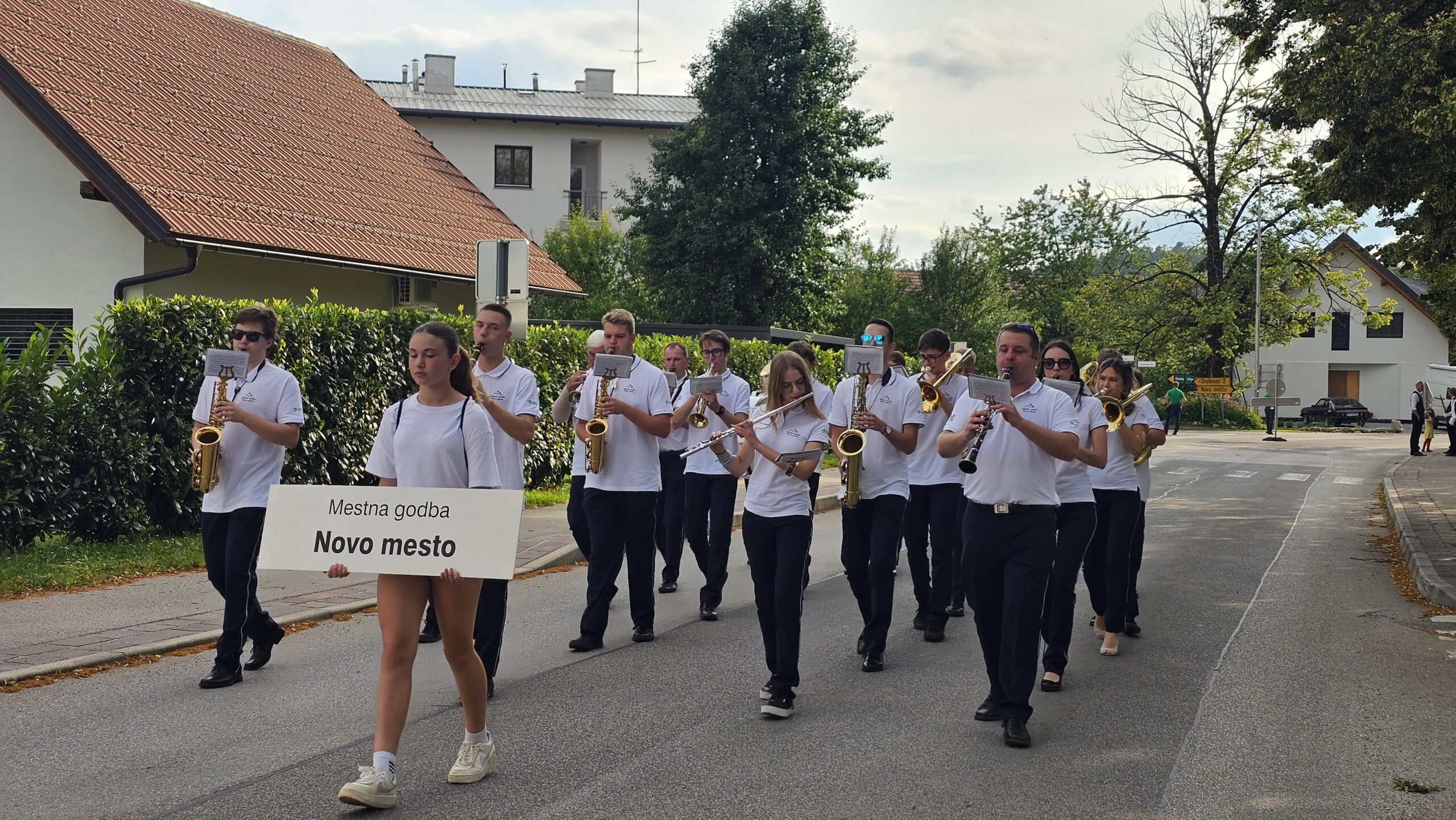 Srečanje Zveze godb Dolenjske in Bele krajine z ansamblom Hervol v zaključku