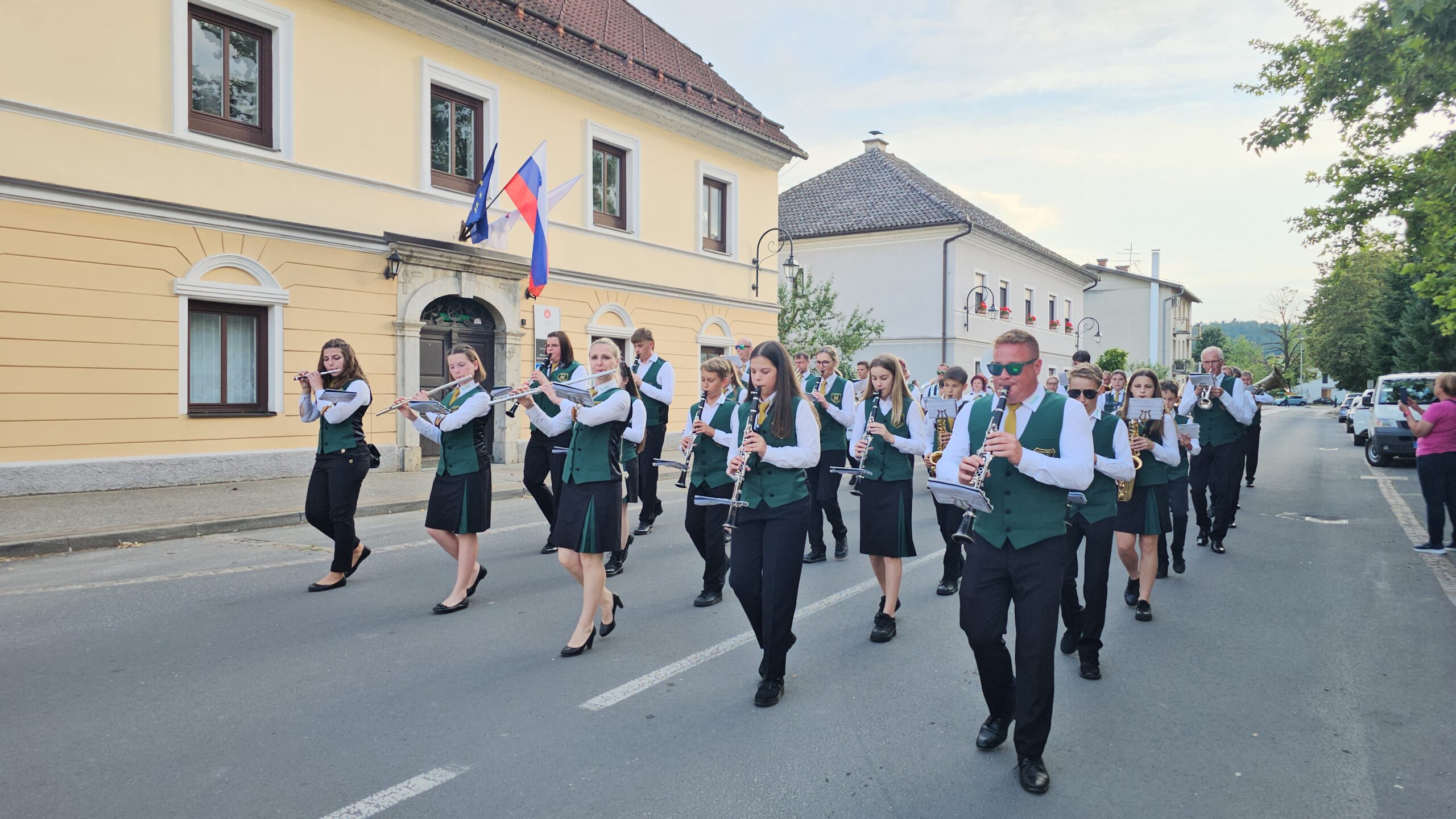 Srečanje Zveze godb Dolenjske in Bele krajine z ansamblom Hervol v zaključku