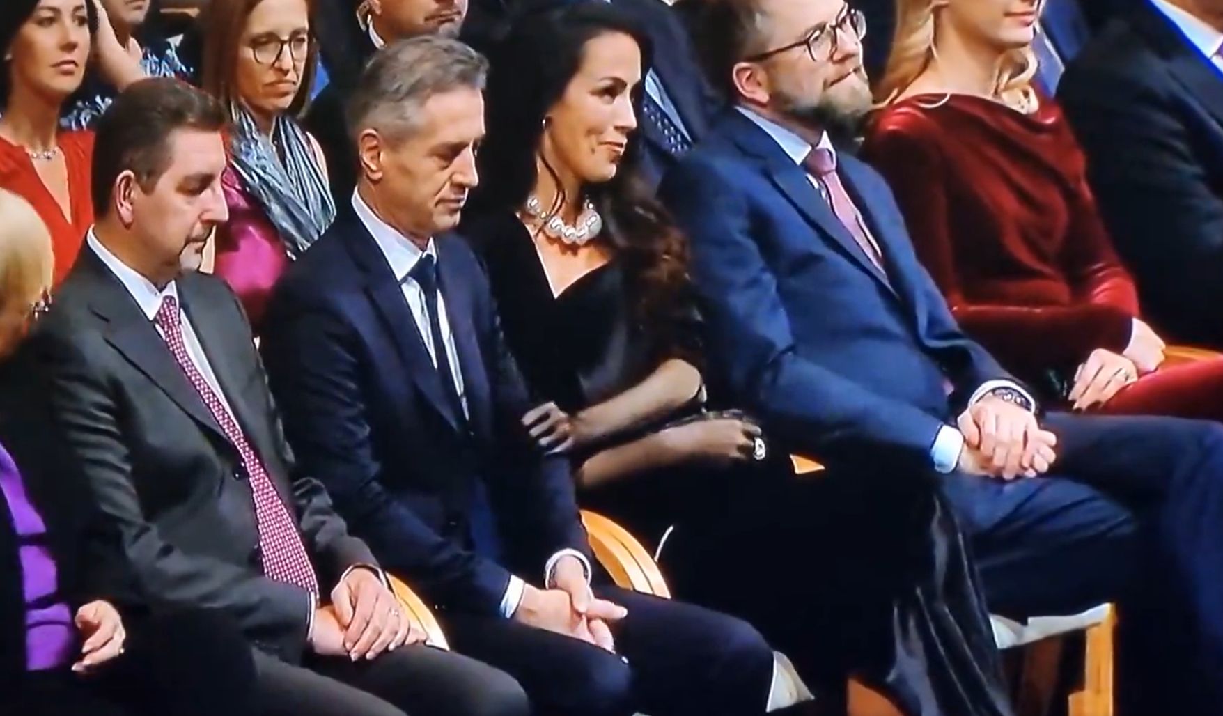 Drama sredi Ljubljane, pijani moški trčil v premierja Goloba! Tina Gaber je šla nemudoma v akcijo ...