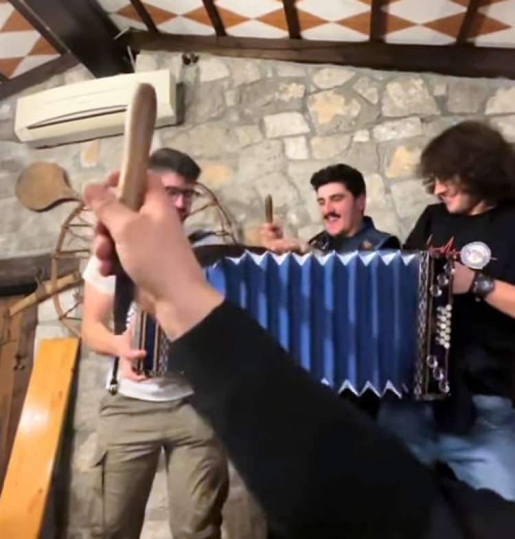 Z ročno žago na pol prežagali harmoniko, slovenski glasbenik se opravičuje!