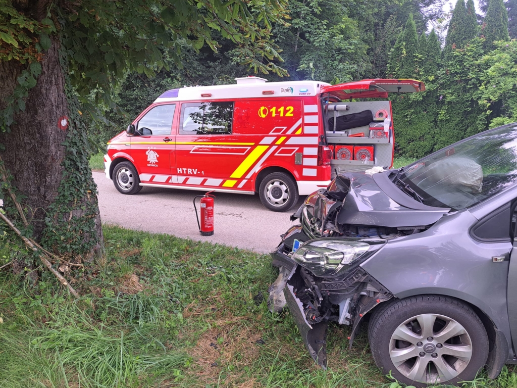 Tragična nesreča v Sevnici: Voznik zapeljal z vozišča in trčil v drevo