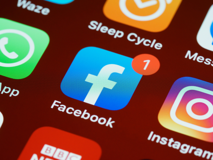 Facebook praznoval 20 let: razvoj, škandali in vpliv na digitalno dobo