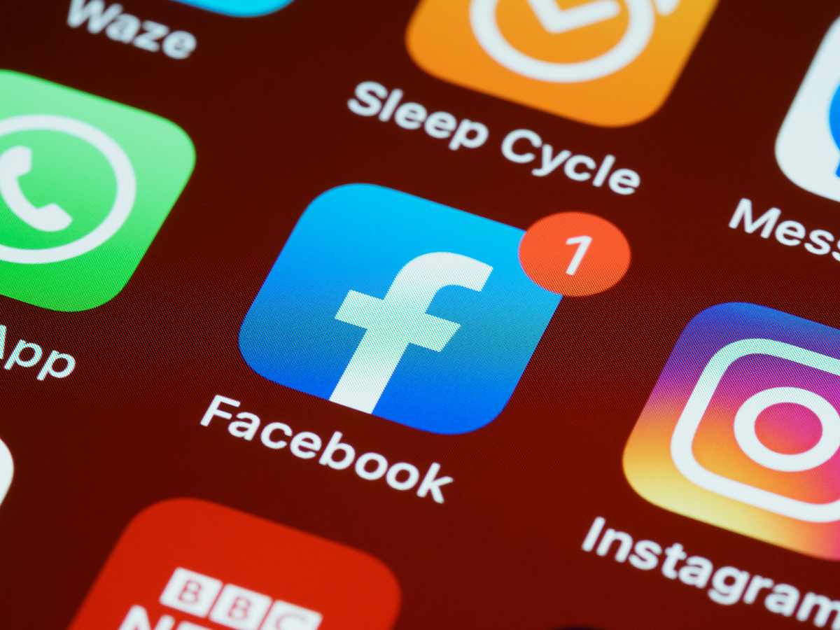 Facebook praznoval 20 let: razvoj, škandali in vpliv na digitalno dobo