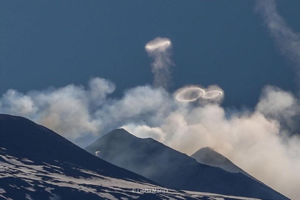 Naravni spektakel, ki jemlje dih, Etna čudežno oblikovala dimne obroče v nebo