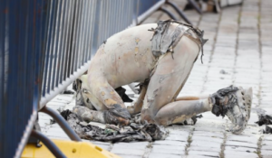 Tragedija na Markovem trgu: moški se je zažgal pred stavbo vlade