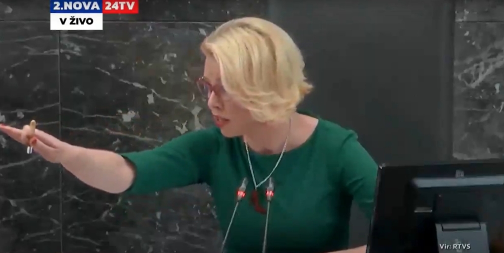 Urška Klakočar Zupančič nagnala upokojence iz DZ: Kričala je kot nevzgojena smrklja
