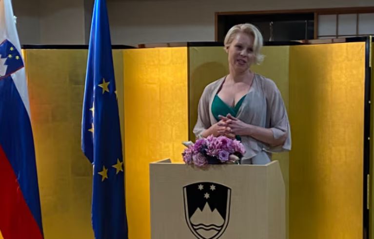 Ojoj, tega Urška Klakočar Zupančič že dolgo ni storila! Marsikdo bo spet brez besed