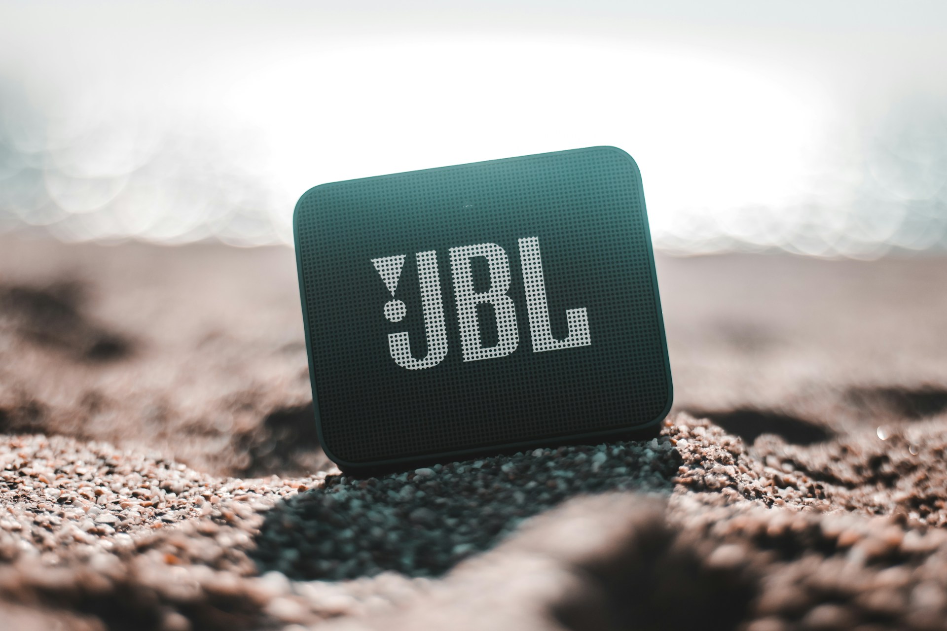 JBL zvočnik na peščeni plaži