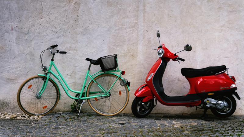 103 let in neustavljiva: odvzeli so ji avto, zdaj si želi moped