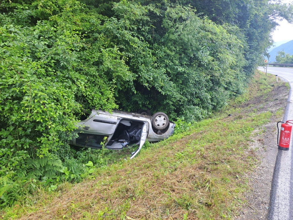 V Hotemežu zdrsnil s ceste in se prevrnil na streho