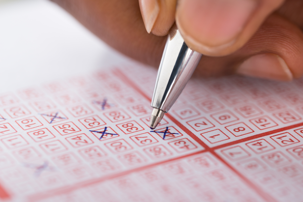 Na loteriji zadel 315 milijonov evrov, navdušen prišel do okenca, nato pa šok: Vrzi listek v smeti