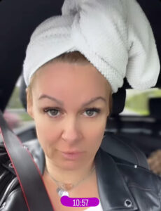Špela Grošelj na snemanje kar z brisačo na glavi
