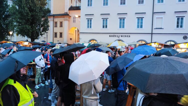 Pogačarjev trg v Ljubljani je bil danes prizorišče neizmernega nogometnega navdušenja