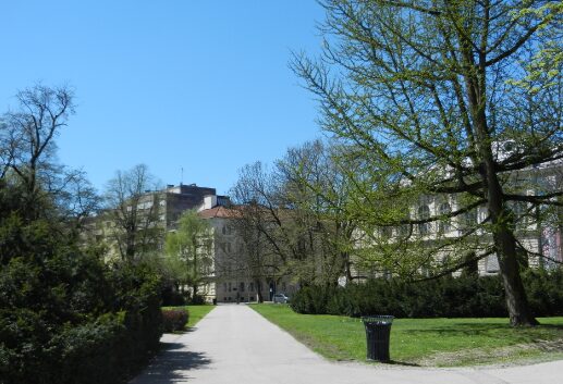 Grozljiv incident v Ljubljani, šestletnik pohodil odvrženo injekcijsko iglo