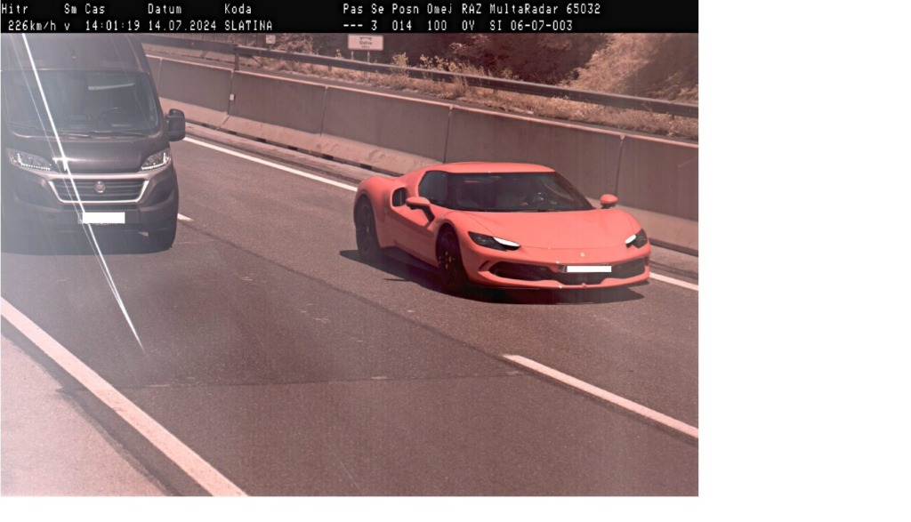 Ferrari na slovenski avtocesti s hitrostjo kar 226km/h!