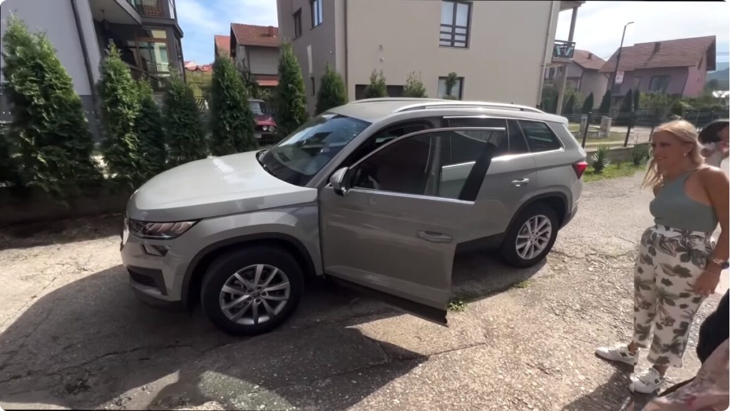 Ker ni bilo prostora v avtu je 3-letnika pustila doma