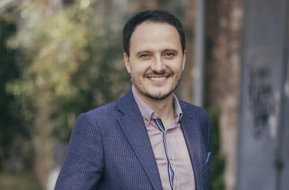 Blaž Švab se sooča z neprijetnimi dogodki na nastopih: Kljub težavam ostaja pozitiven