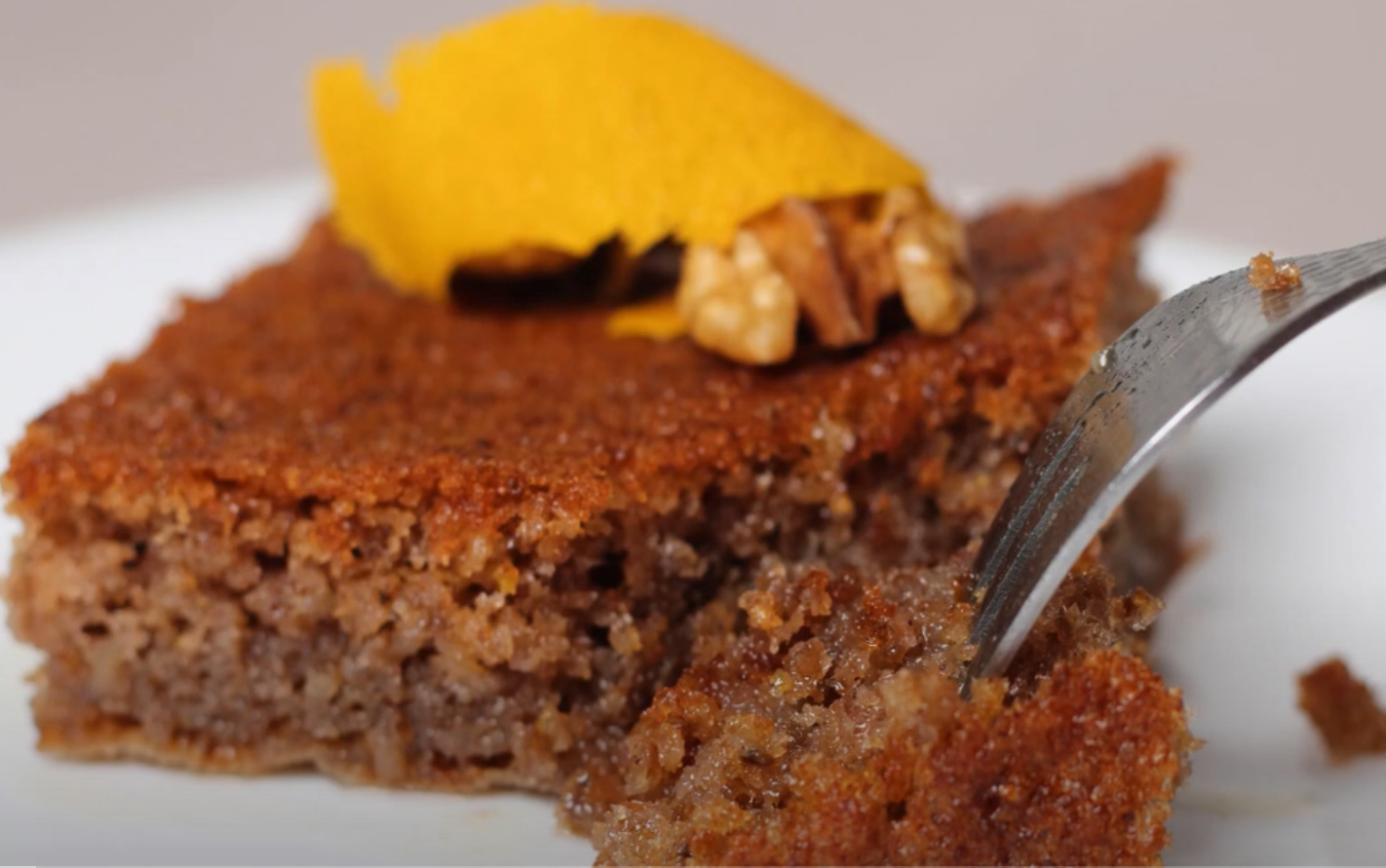 Si Rupom Karithopita - tradicionalna grška sladica z orehi, pomarančnim sirupom ...