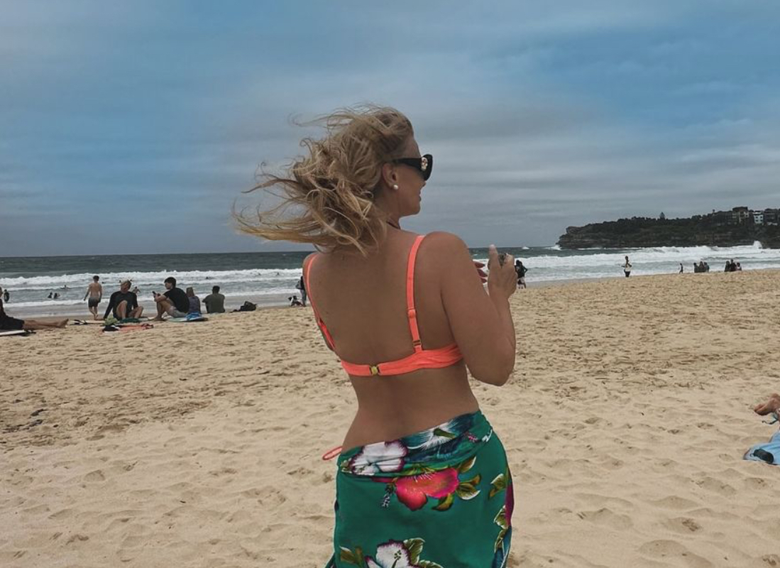 Helena Blagne na dopustu pozira v belem bikiniju