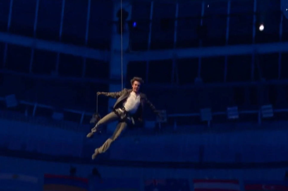 Tom Cruise poskrbel za spektakel v Parizu! Oglejte si prizore z zaključne slovesnosti OI