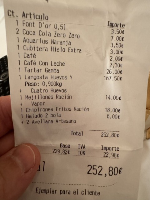 Neprijetno presenečenje na Menorki: Zaračunan kozarec ledu razjezil španskega turista