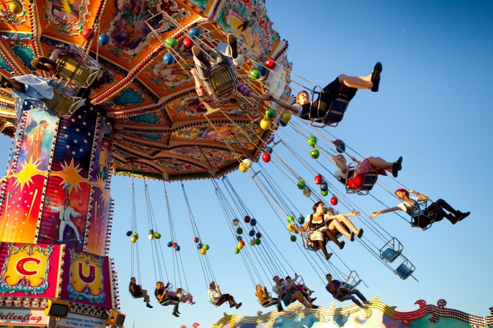 Oktoberfest - na voljo je ogromno hrane, pijače in zabave, tudi vrtiljaki.