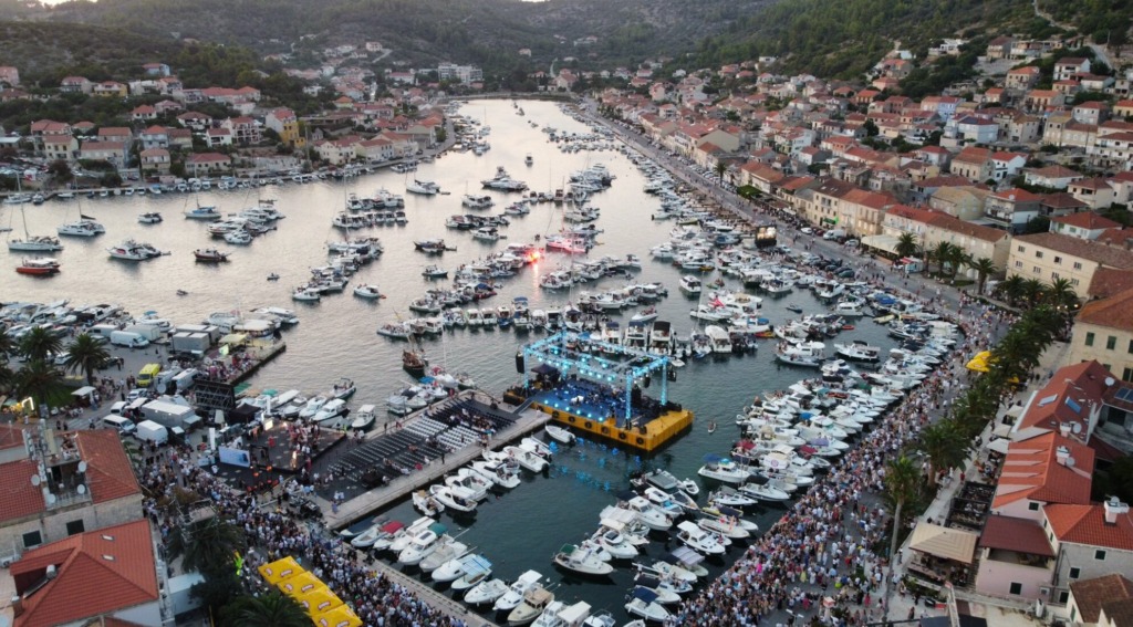 VIDEO: Vela Luka v čast Oliverju Dragojeviću: spektakel, ki je očaral