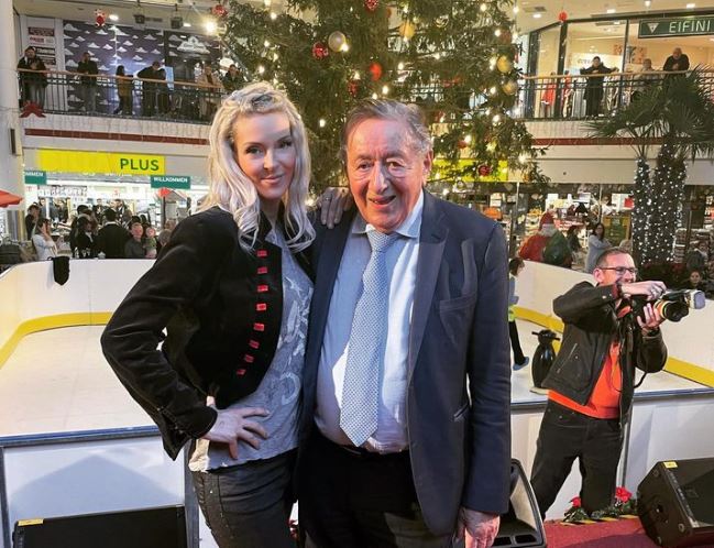 Oglasila se žena (42) pokojnega avstrijskega milijarderja (91): Bil si sanje mojega življenja
