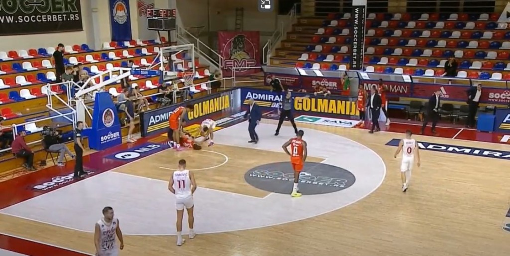 VIDEO: Grozljiv padec slovenskega košarkarja! Odpeljali so ga v beograjsko bolnišnico. Oglasila se je Olimpija