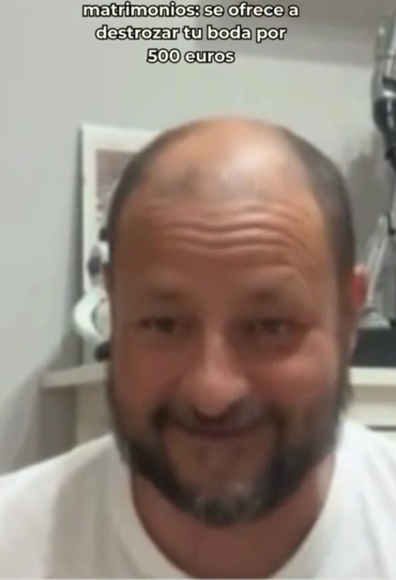 "Mladoporočenci mi plačajo 500 € za to bizarno storitev na poroki!"