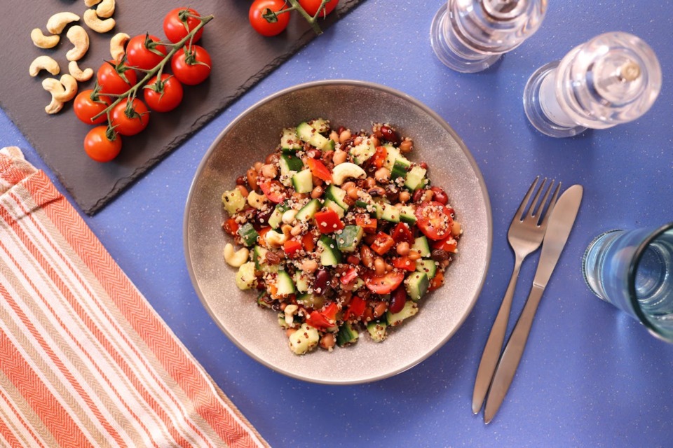 Quinoa solata z avokadom in zelenjavo.