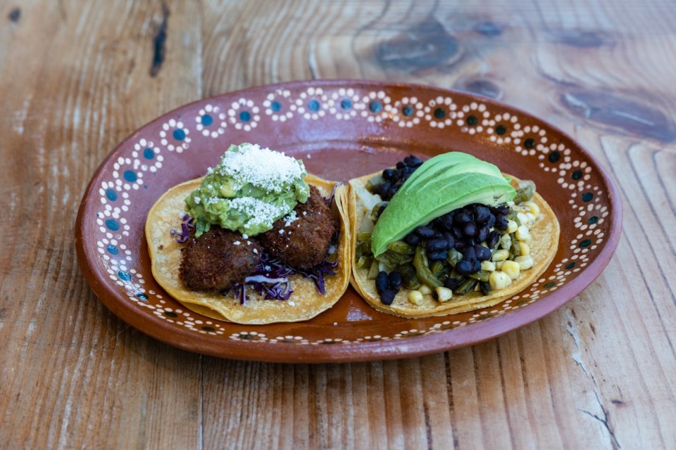 Tacos s črnim fižolom in avokadom.