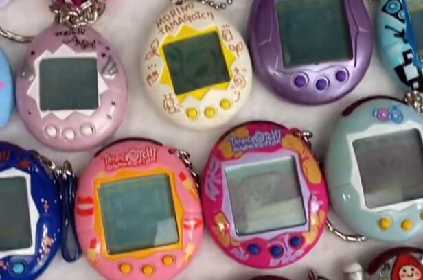 Nostalgija iz devetdesetih: Tamagotchi je spet med nami in navdušuje novo generacijo!