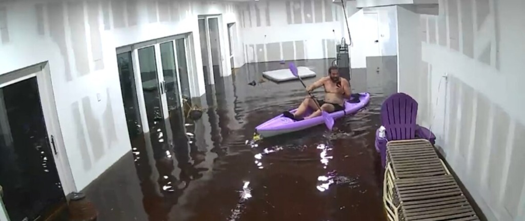 Poplave na Floridi – moški z veslom v dnevni sobi postal spletna senzacija!