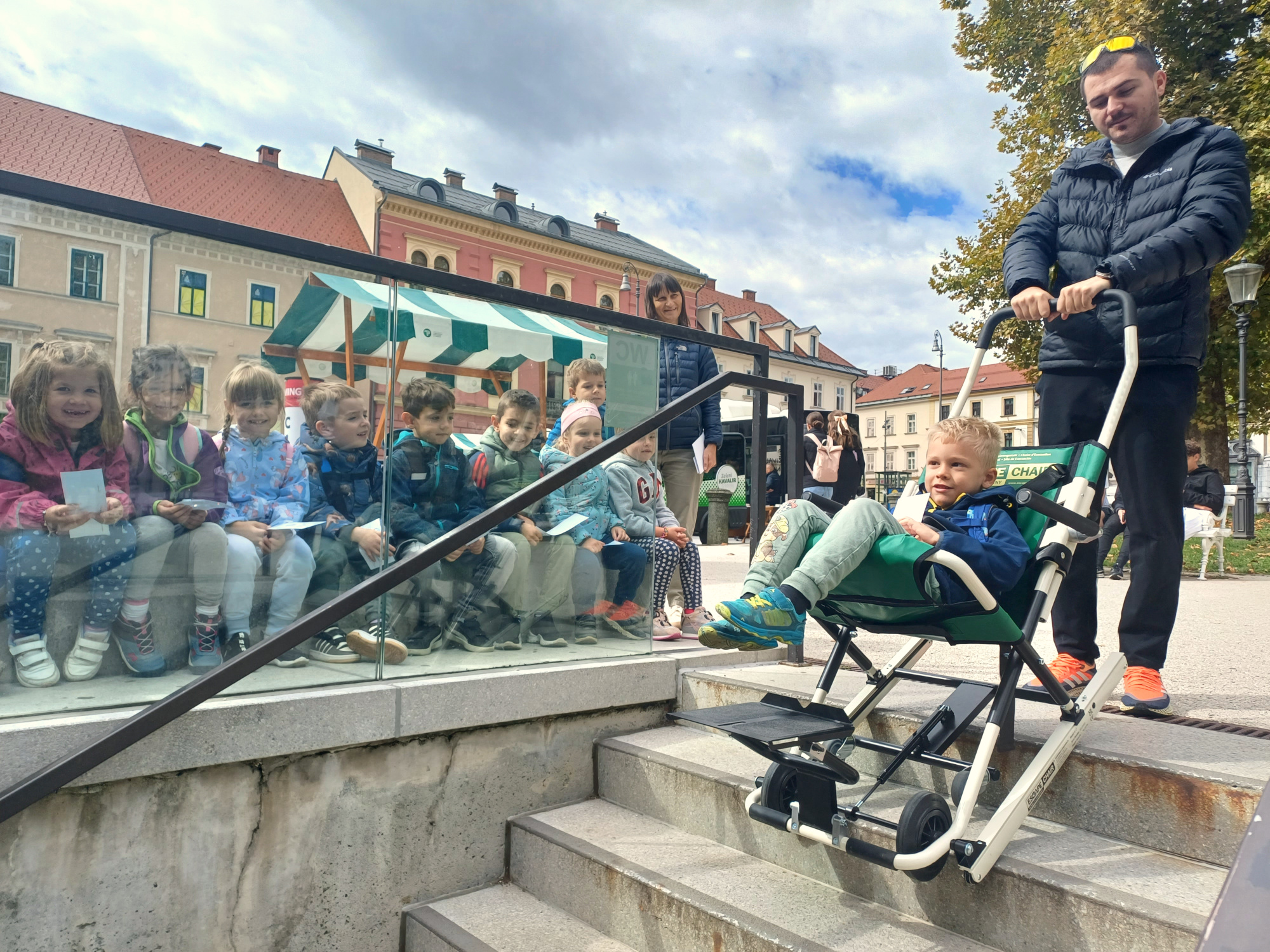 OVIRANtlon 2024: obiskovalci spoznavali težave oseb z oviranostmi