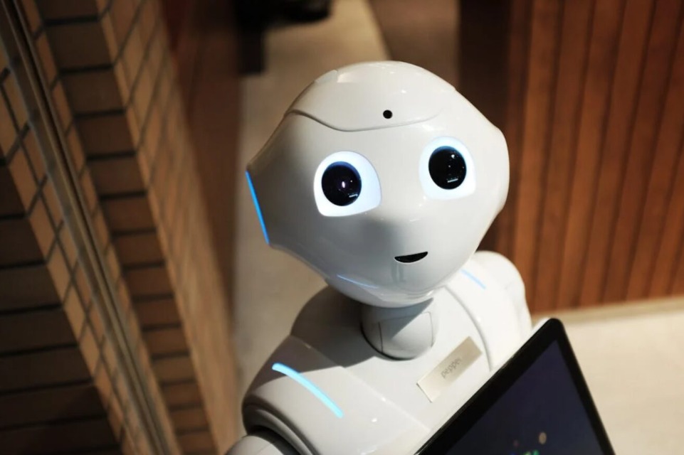 Razvoj robotov napreduje hitreje, kot si mislite – ali nas mora skrbeti?
