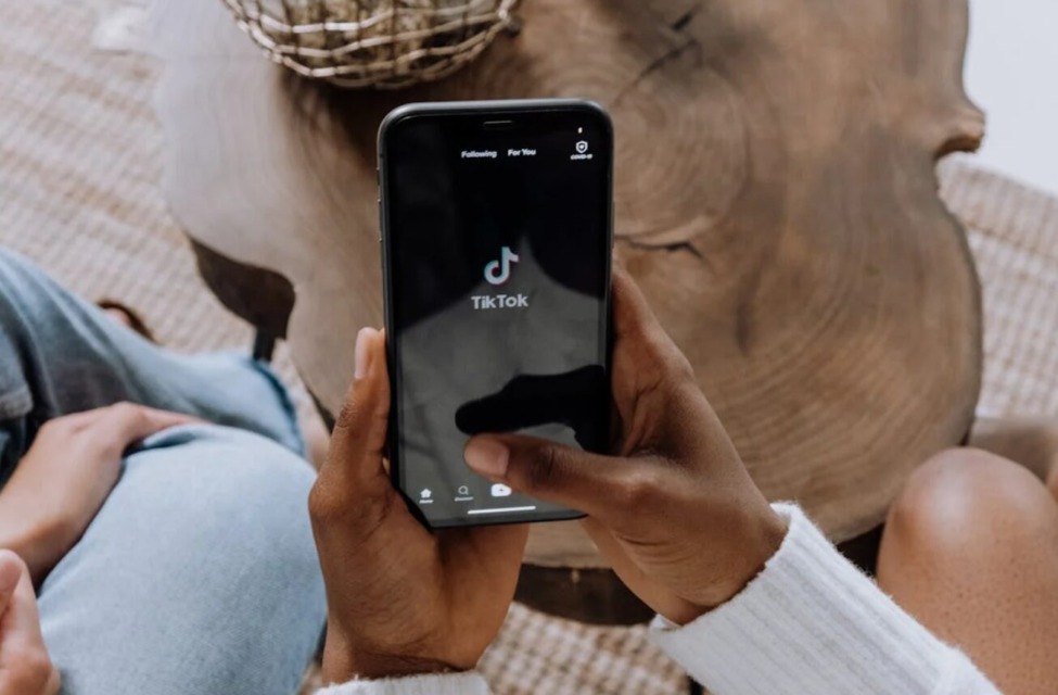 TikTok – Je to res platforma prihodnosti ali past za mlade?