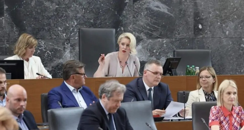 Urška Klakočar Zupančič se sooča s kritikami in izzivi