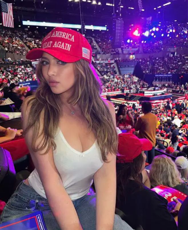Kdo je prsata punca, ki je dvignila majico in Trumpu pokazala prijateljici? 'Doniram mu iz svojega zaslužka' (FOTO)