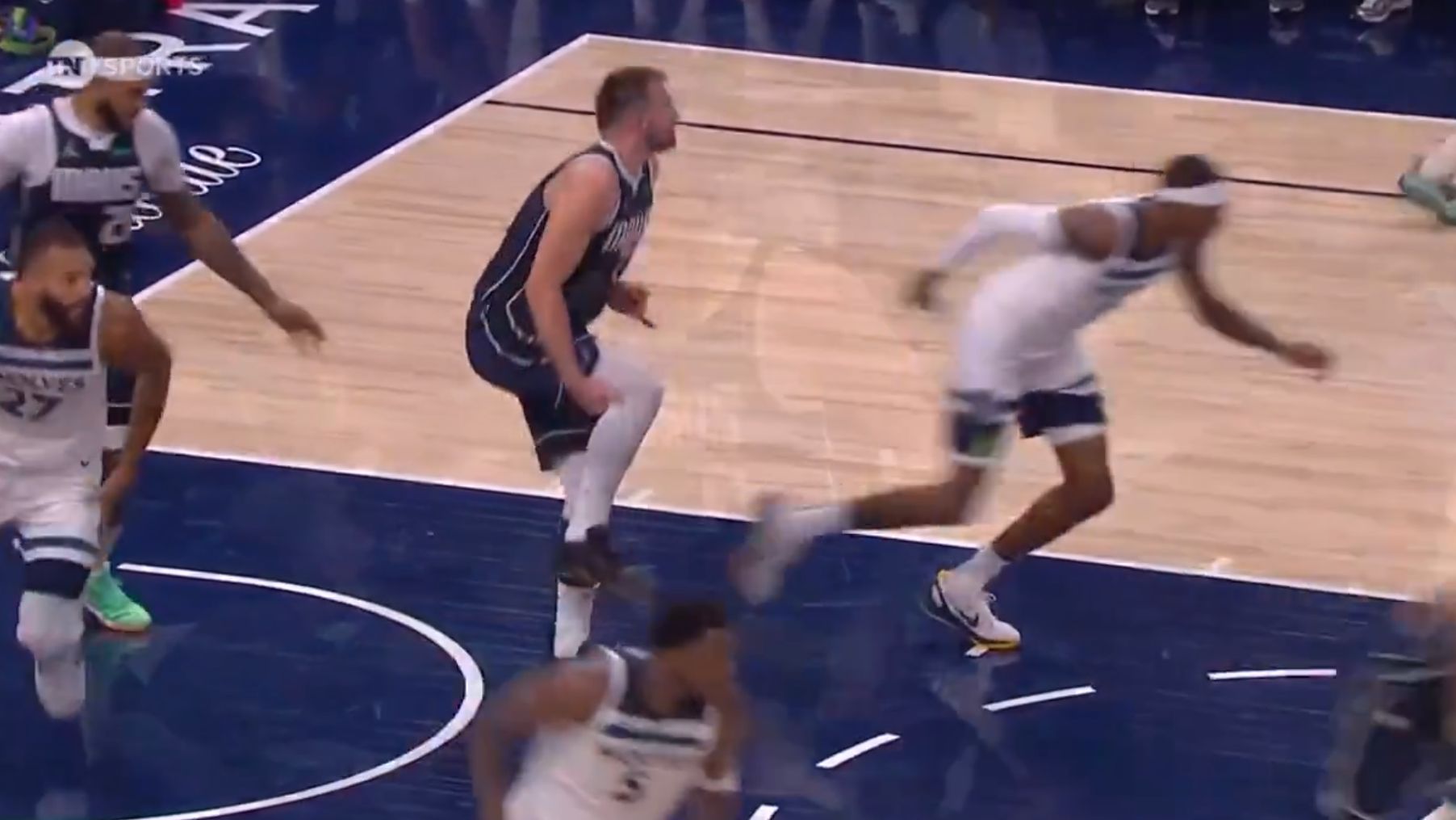 Luka Dončić poškodovan odšepal, navijačem Dallasa zastal dih